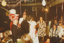 863175 Afbeelding van het bezoek van carnavalsvereniging de Wijk C Fuivers aan de grote Wijk C-reünie in 'café de Kouwe ...
